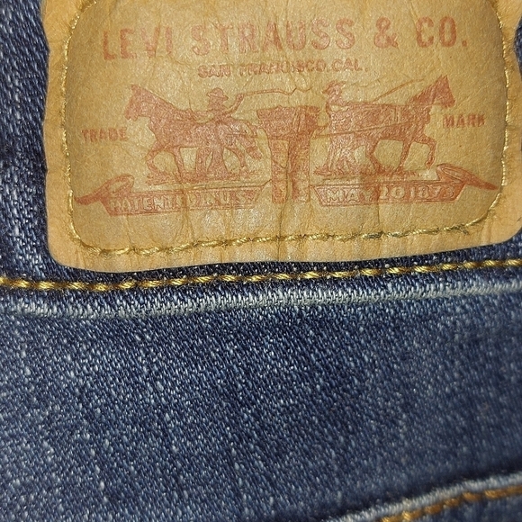 Levis Strauss Bermuda Misses Perfectly Slimming Shorts Size 10 NWT - Picture 5 of 10